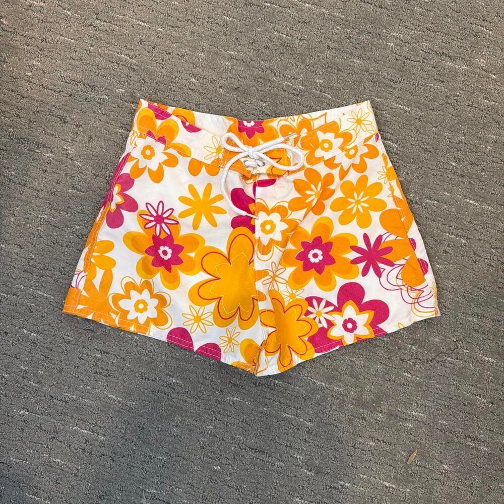 Cute vintage y2k white & orange swim shorts with floral hibiscus pattern